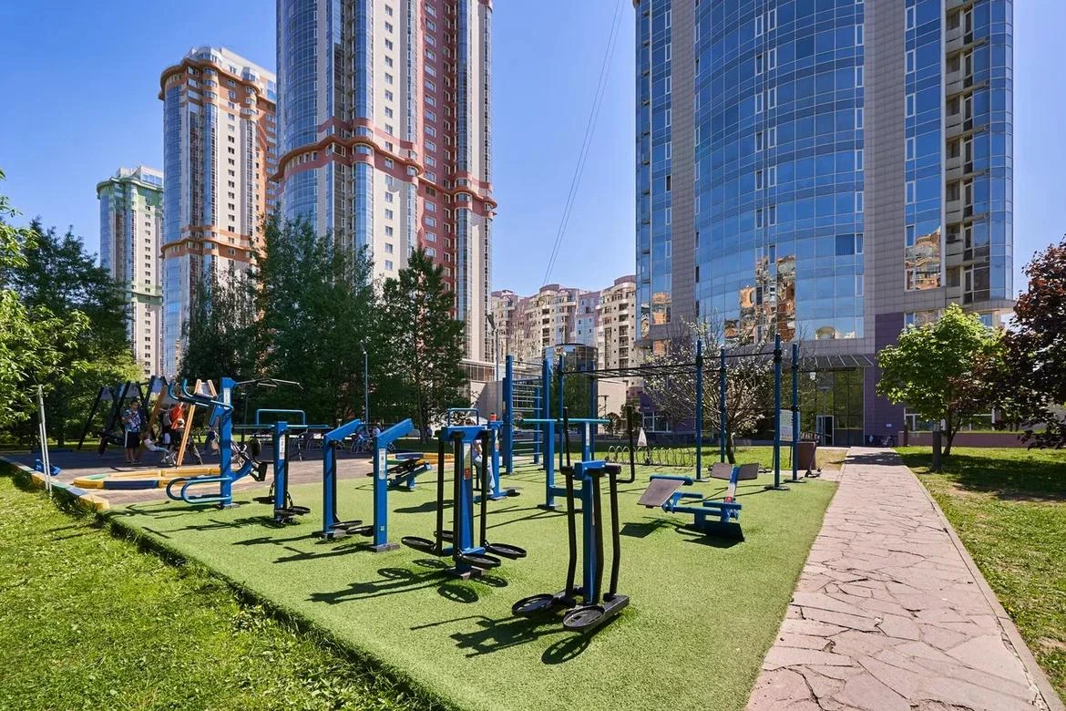 Уличные тренажёры и спортивная площадка во дворе квартала