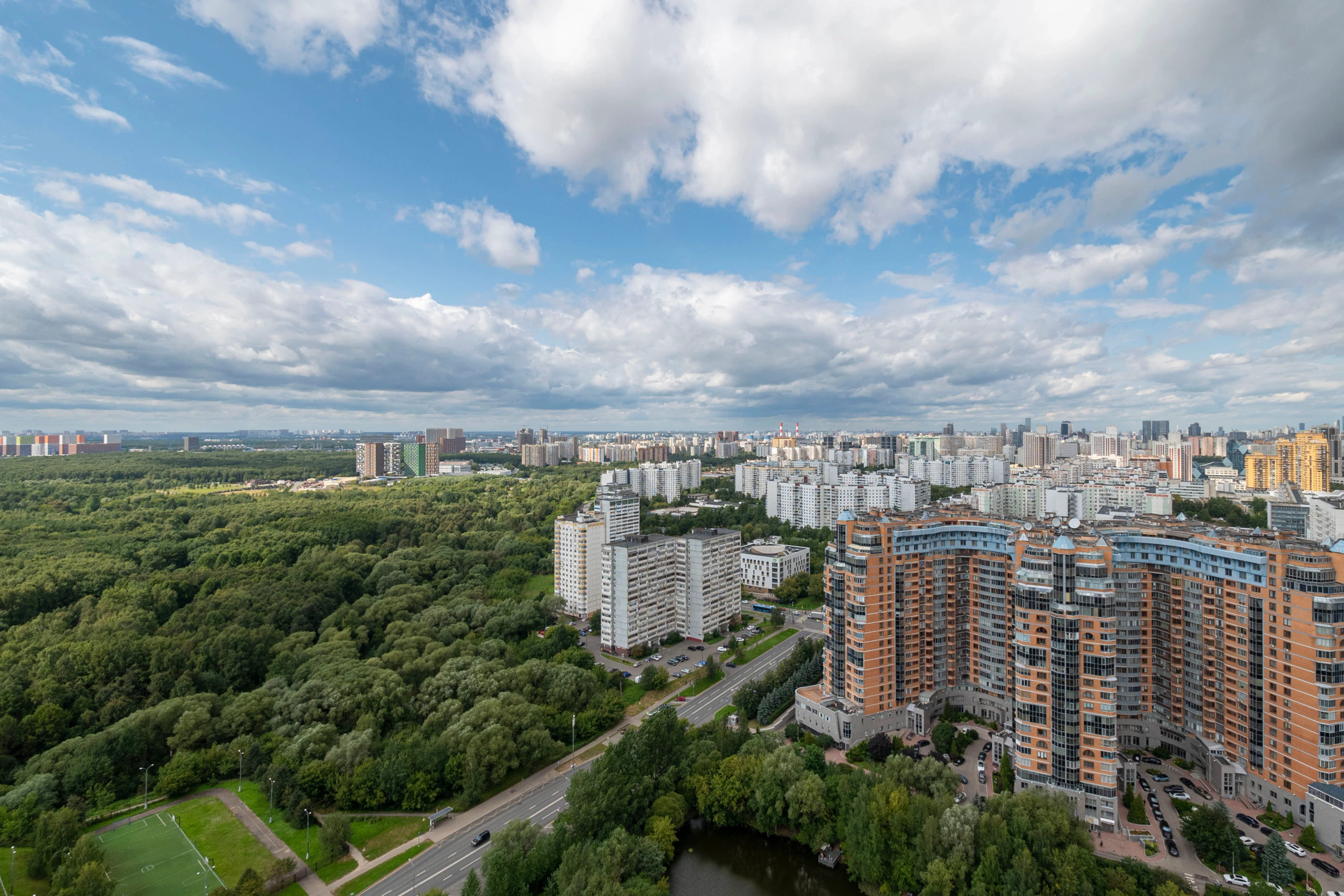 Вид из окна на Тропарёвский лесопарк и застройку района